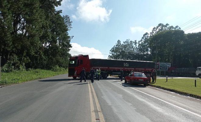 Colisão envolvendo moto e caminhão, deixa uma pessoa ferida, na BR 470