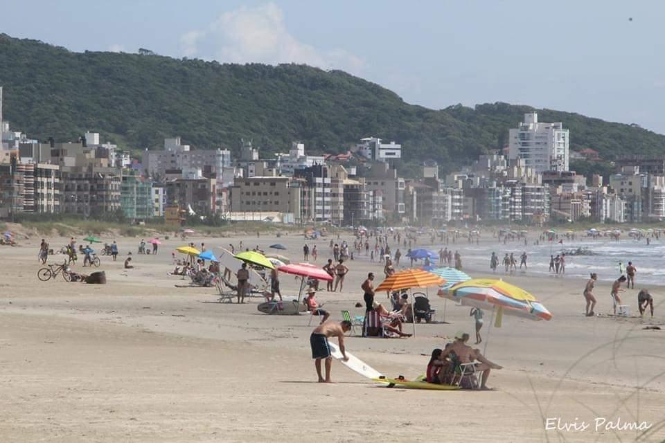 Enquanto comerciantes são obrigados a fechar as portas nos finais de semana muitas pessoas vão tomar um banho de mar.