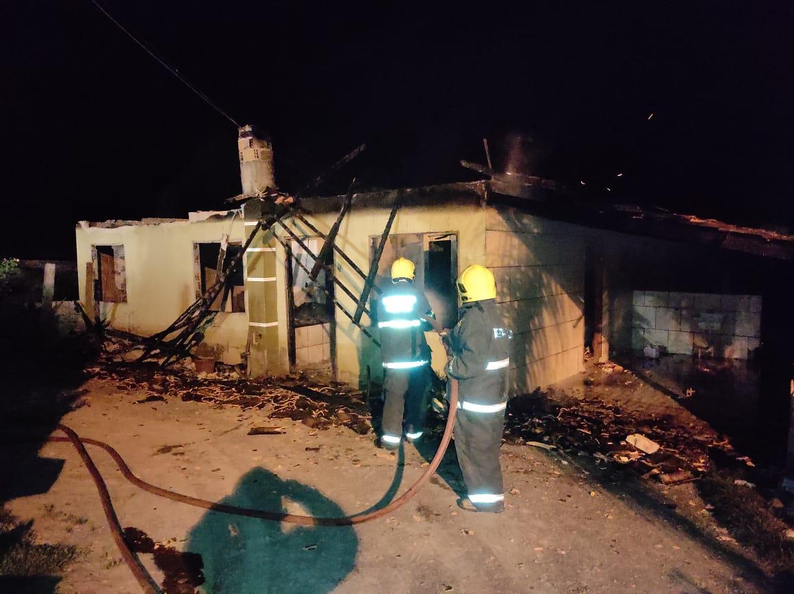 Incêndio destrói residência no interior de Santa Terezinha