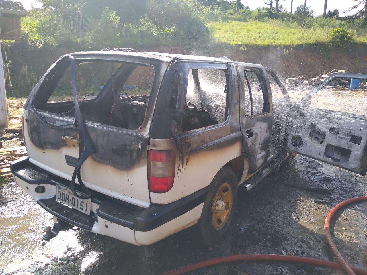Ituporanga - Bombeiros acionados para incêndio em veículo.
