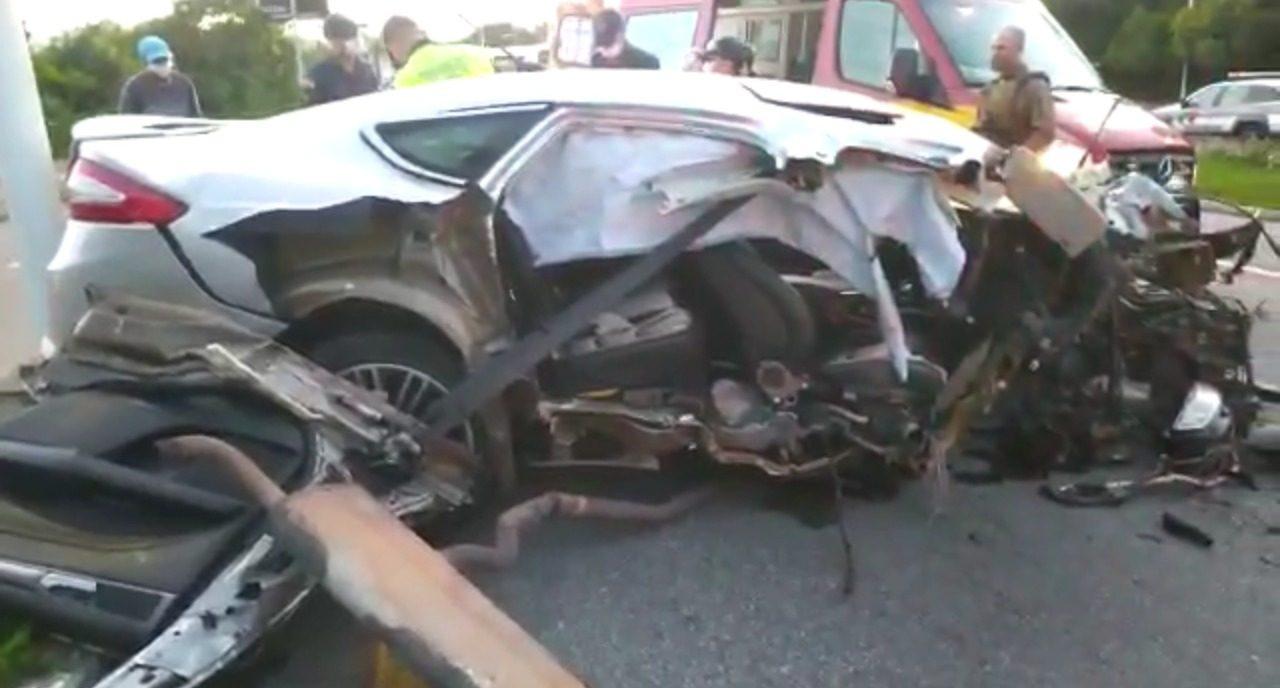 Motor de carro vai parar a 60 metros após colisão em árvore na Beira-Mar, em Florianópolis