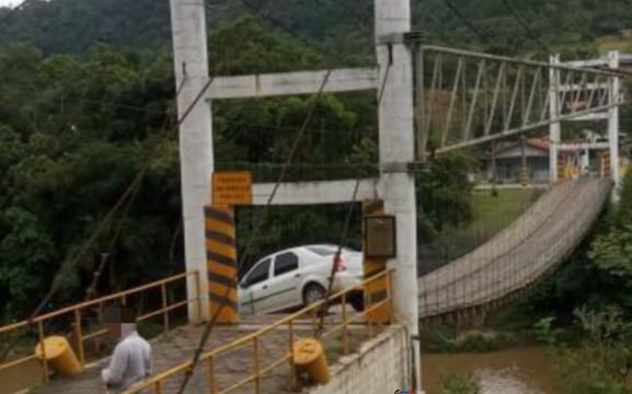 MOTORISTA PERDE CONTROLE E CARRO FICA PENDURADO EM PONTE PÊNSIL DE ITUPORANGA