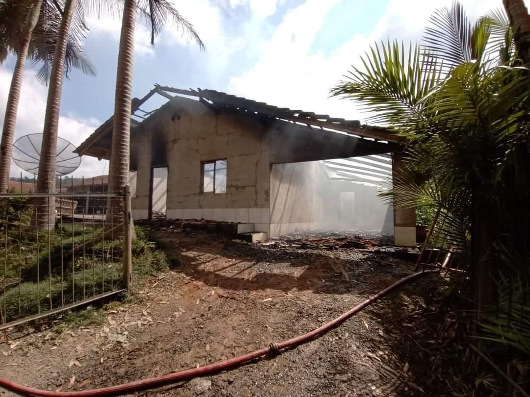 Mulher provoca incêndio em residência após briga, em Witmarsum.