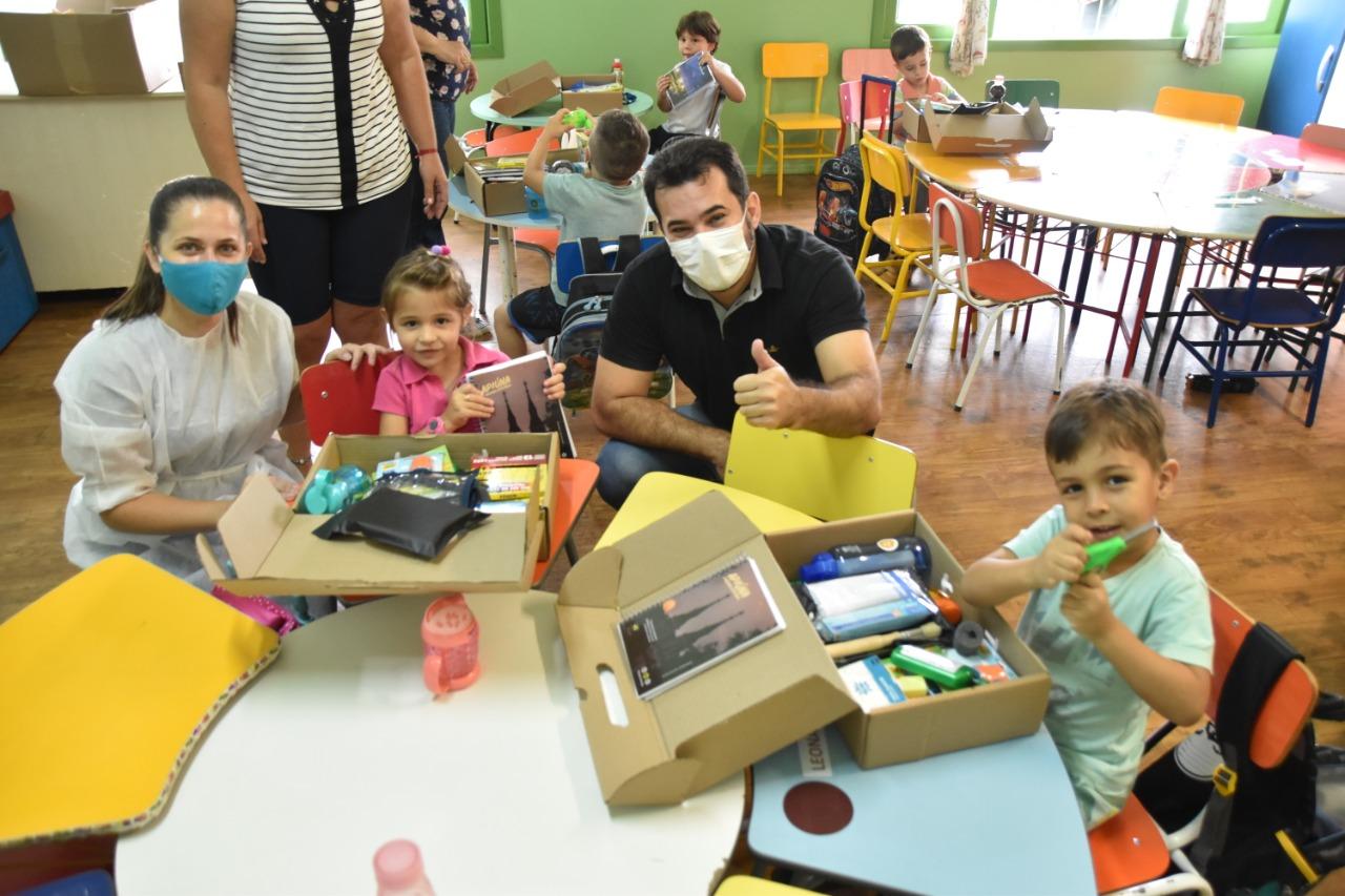 Prefeito Marcelo realiza entrega do Kit Escolar em Apiúna.