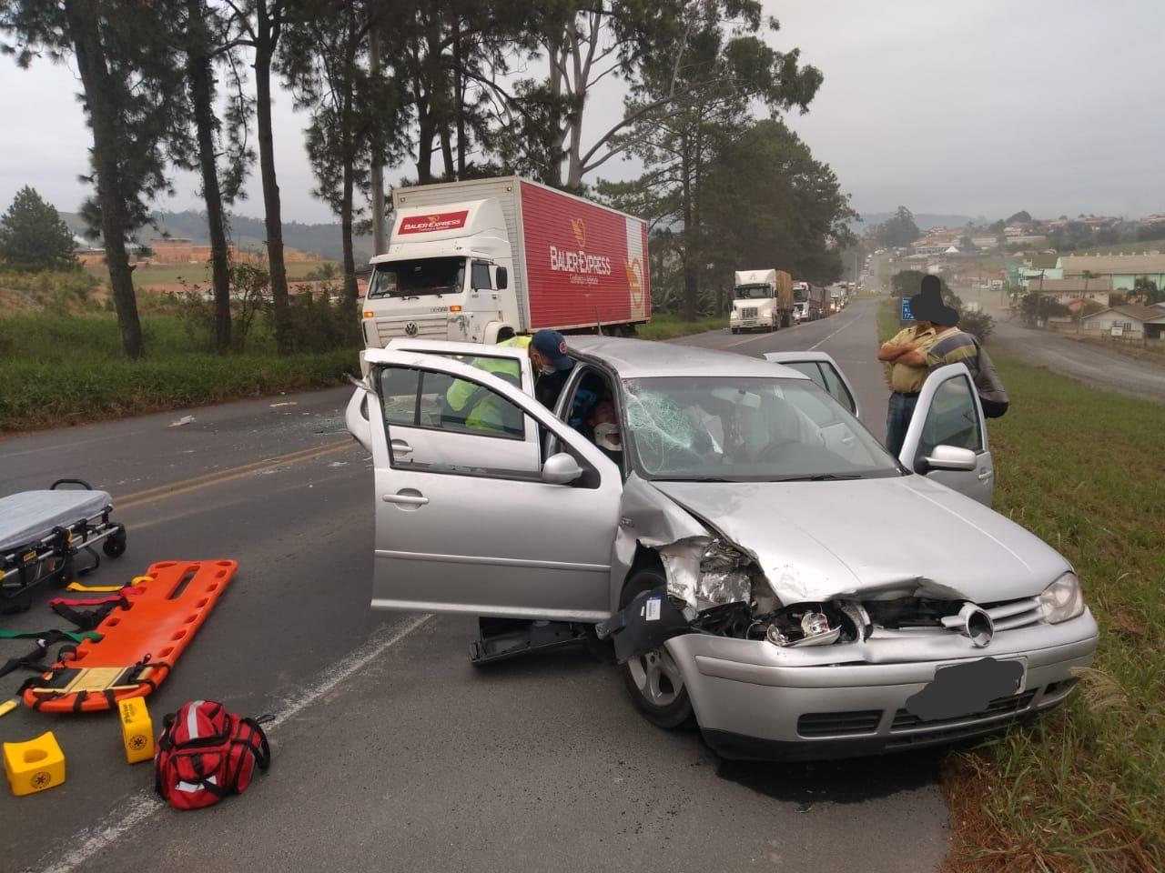 Acidente envolvendo carro e caminhão em Pouso Redondo.