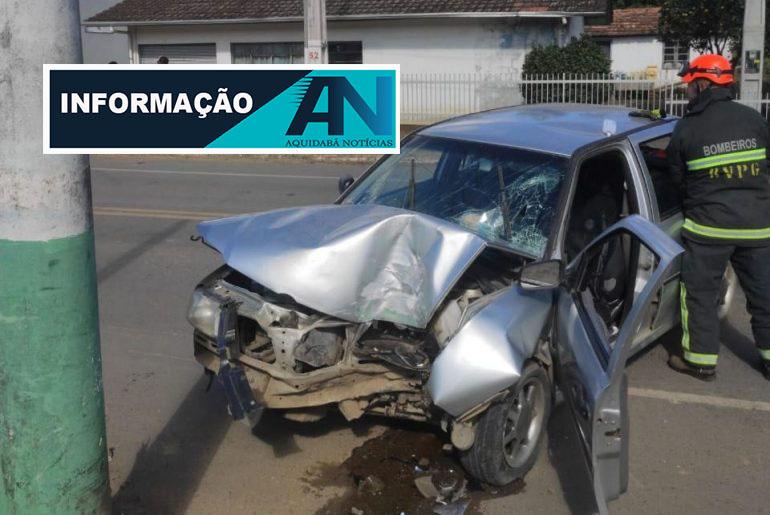 Carro colide em poste na cidade de Presidente Getúlio.