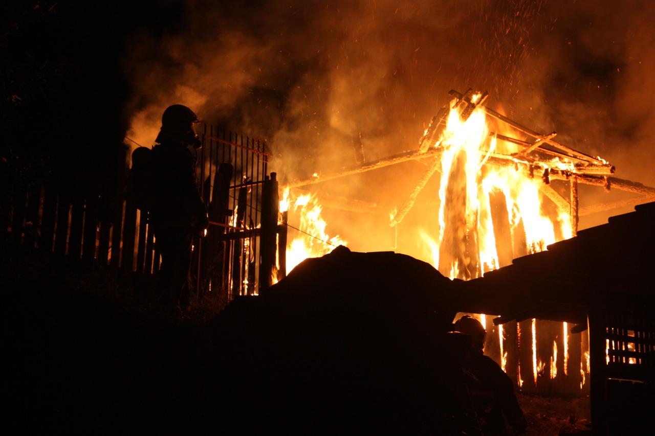 Casa é consumida pelas chamas em Ibirama.