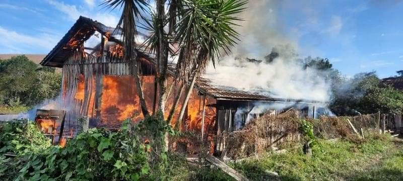 Incêndio destrói casa na cidade de Taió.