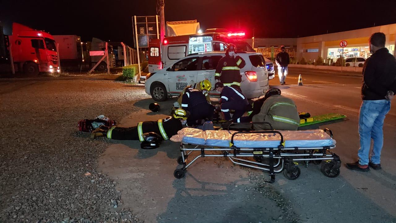 Acidente entre carro e moto deixa duas pessoas feridas em Apiúna.