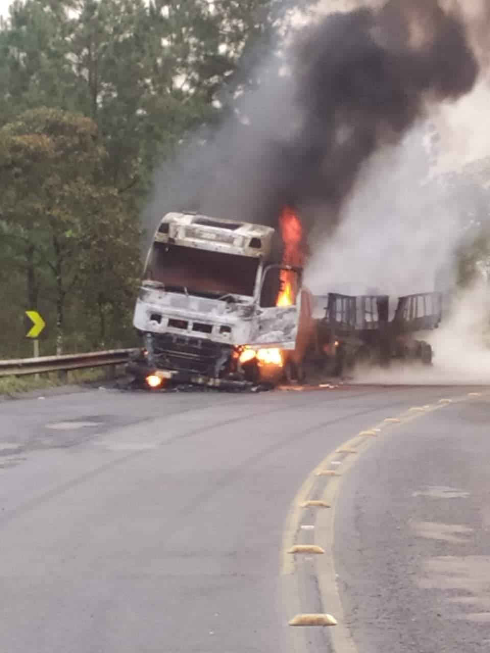 Caminhão é destruído pelas chamas na BR 470 em Pouso Redondo.