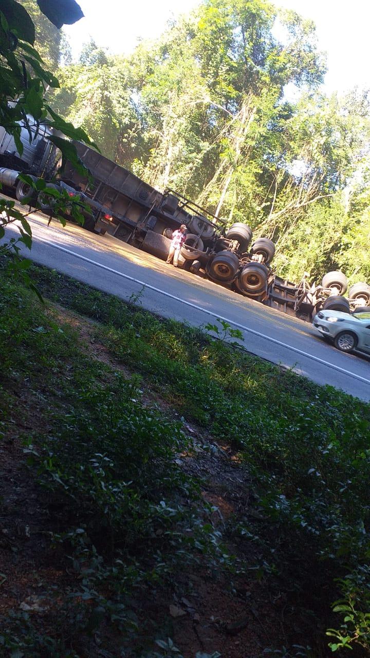 Carreta tomba na BR 470 em Ibirama.