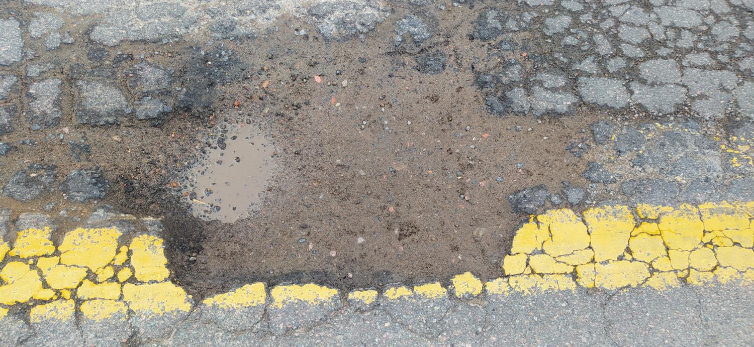 Operação tapa buracos da BR 470 é feita com areia em alguns pontos.
