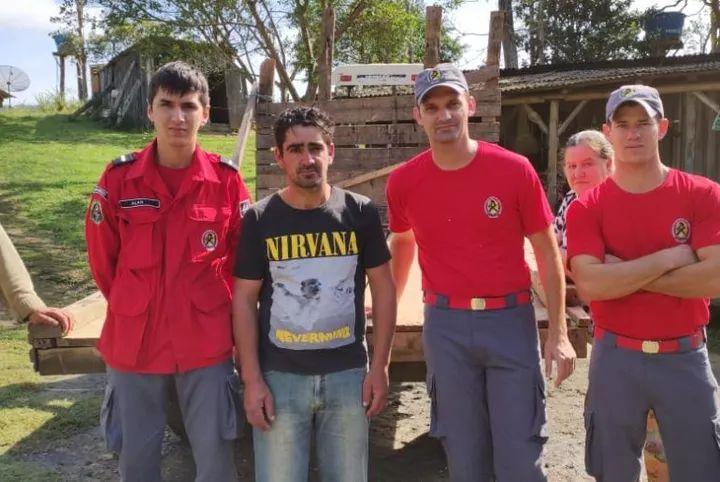 Bombeiros voluntários do Alto Vale com ajuda de moradores encontram homem que estava desaparecido.