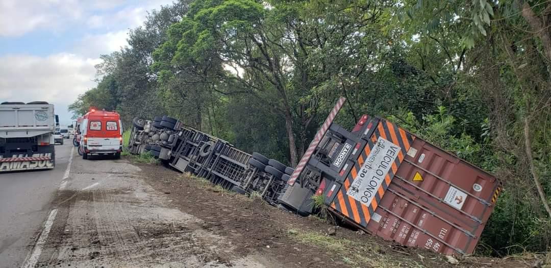 Carreta tomba na BR 470 em Ascurra.