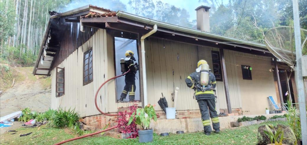 Incêndio em residência nesta manhã.