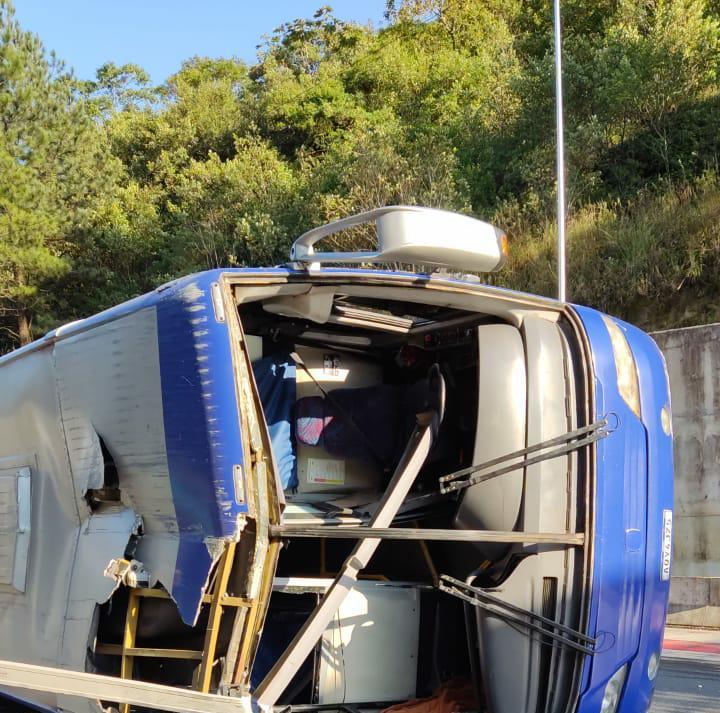 Urgente - Duas pessoas morrem em acidente envolvendo ônibus do Umuarama Futsal