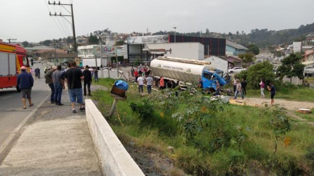 Caminhão fica sem freio e colide em vários carros em Ituporanga.