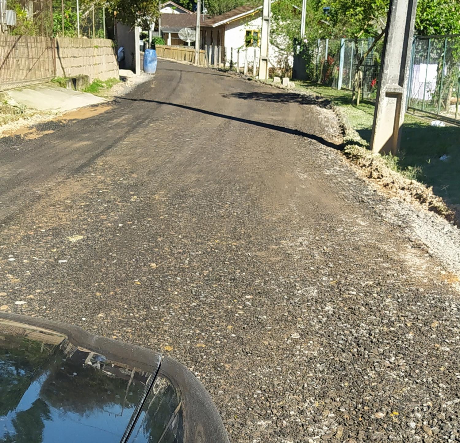 Após pedidos de moradores secretaria de obras de Apiúna realiza melhorias em estrada na subida.