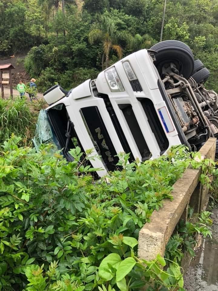 Carreta tomba na SC 350 em Alfredo Wagner.