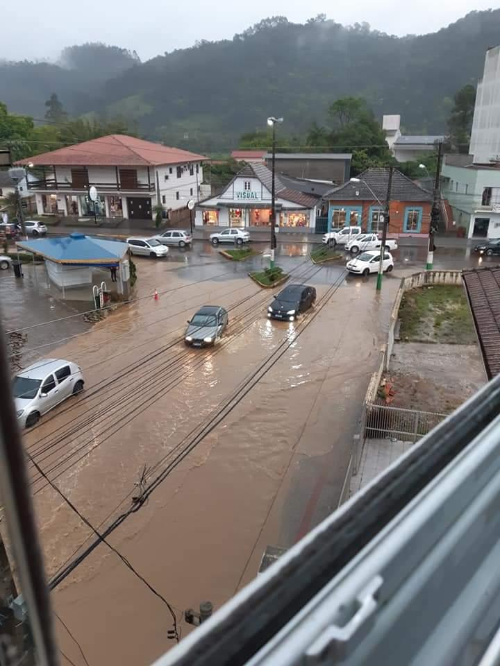 Centro de Presidente Getúlio registra pontos de Alagamentos.
