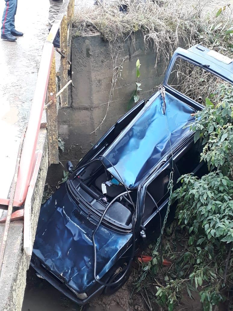 Homem morre após cair com carro no rio em Rio do Sul.