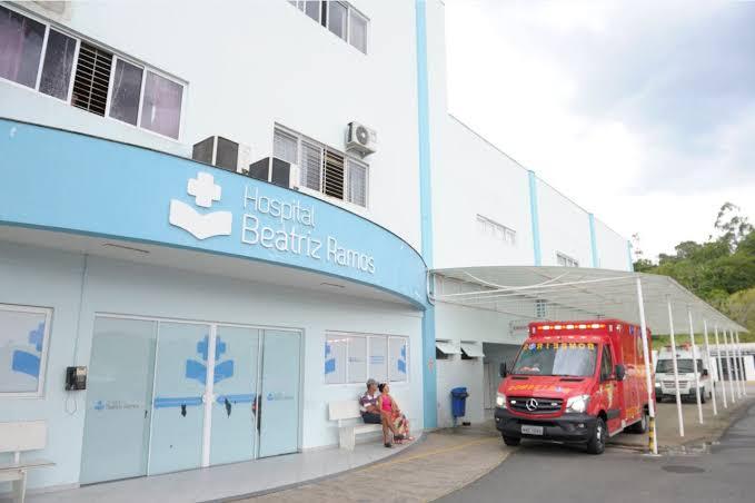 Sala de espera para atendimento lotada no hospital Beatriz Ramos de Indaial.