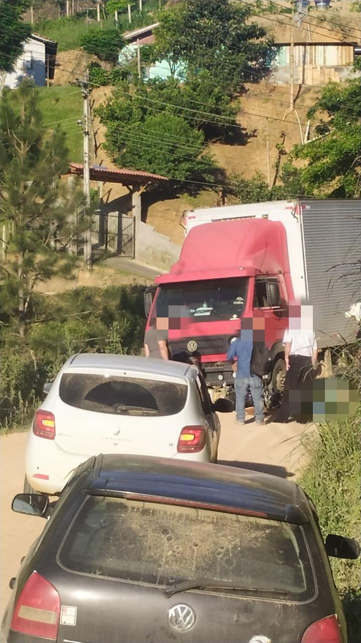 Bombeiros atendendo colisão entre moto e caminhão na cidade de Ibirama.