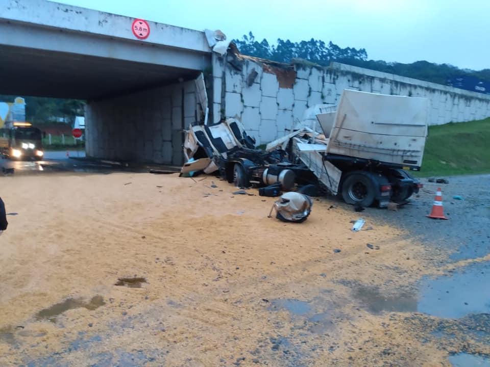 Carreta cai de viaduto na BR 101 na cidade de Penha.