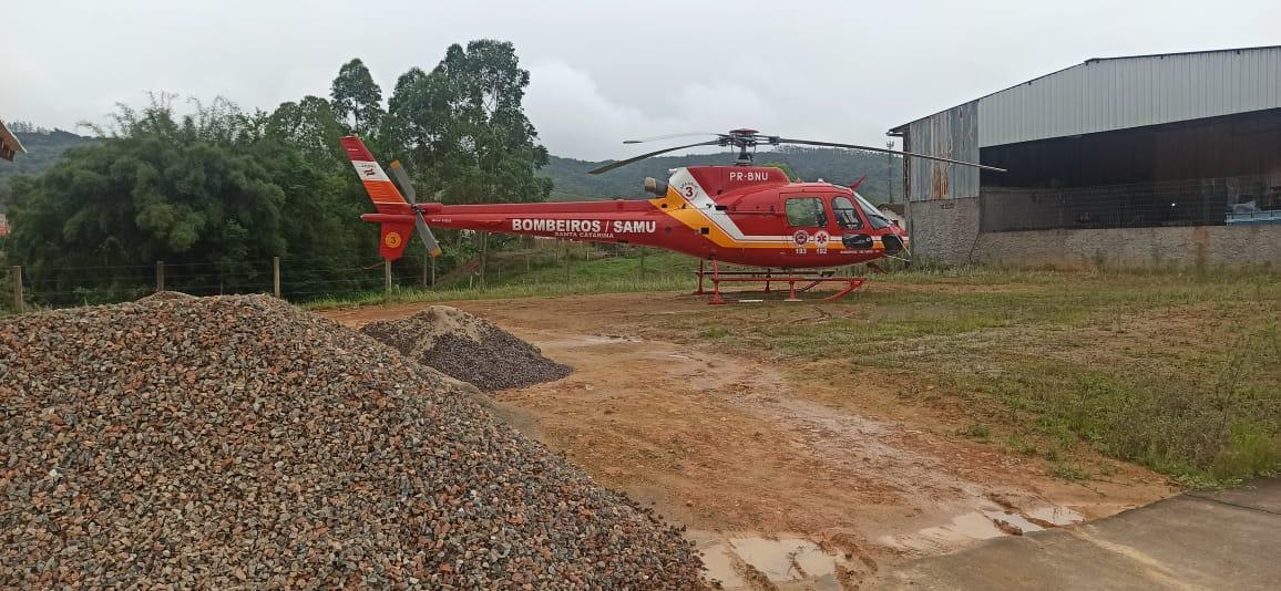 Helicopteco Arcanjo 03 presta apoio a atendimento na cidade de Apiúna.