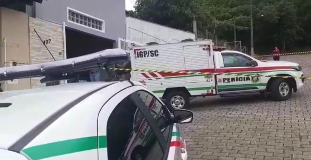 Homem mata a ex-esposa e se mata em Indaial.