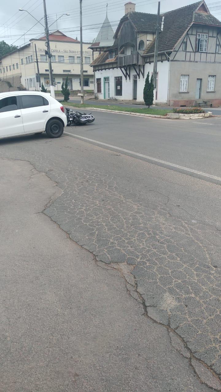 Jovem de 20 anos fica ferido após colisão entre moto e carro na cidade de Ibirama.