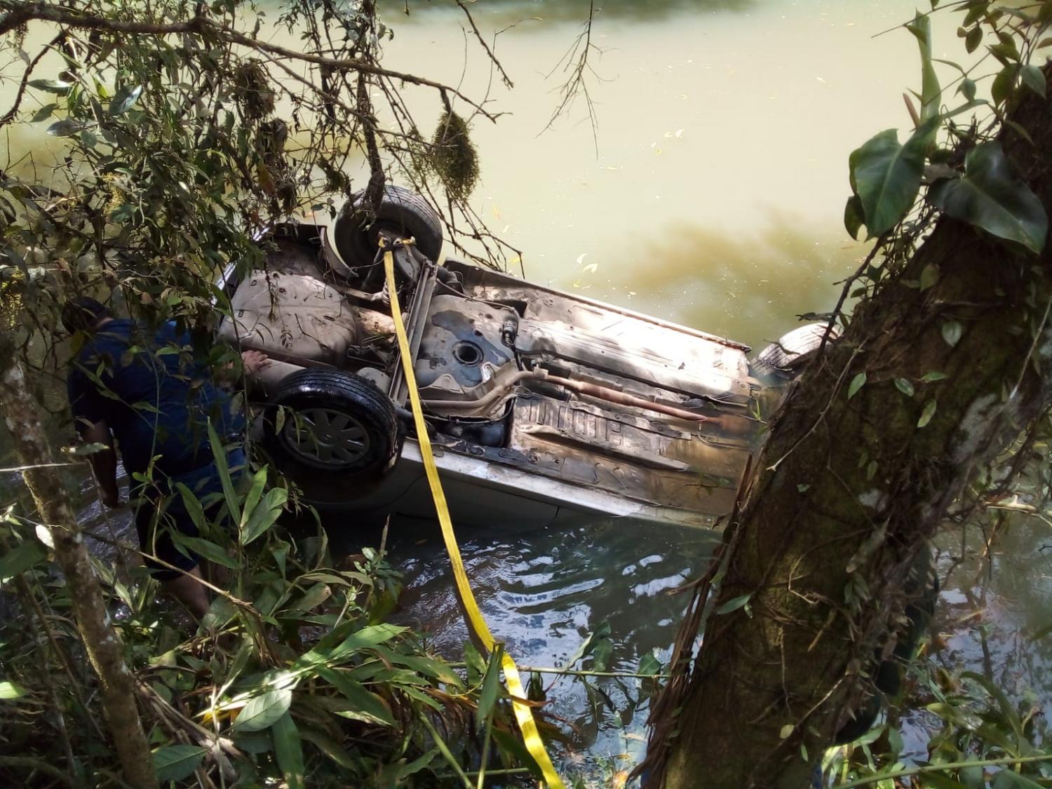 Motorista perde o controle do veículo e cai no rio em Ibirama.