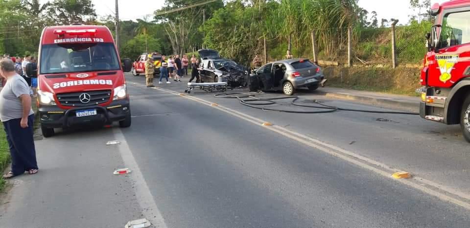 Três pessoas ficam gravemente feridas em acidente na cidade de Indaial.