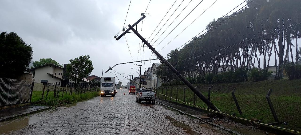 Acidente entre carro e poste na cidade de Rodeio. 