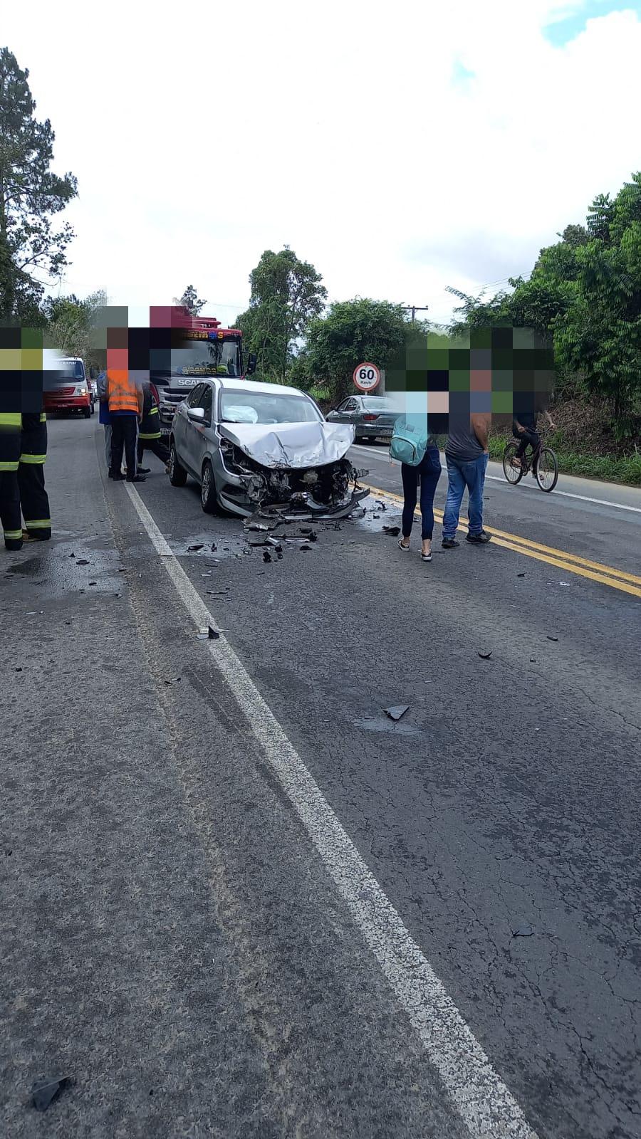 Acidente envolvendo três veículos na BR 470 em Indaial.