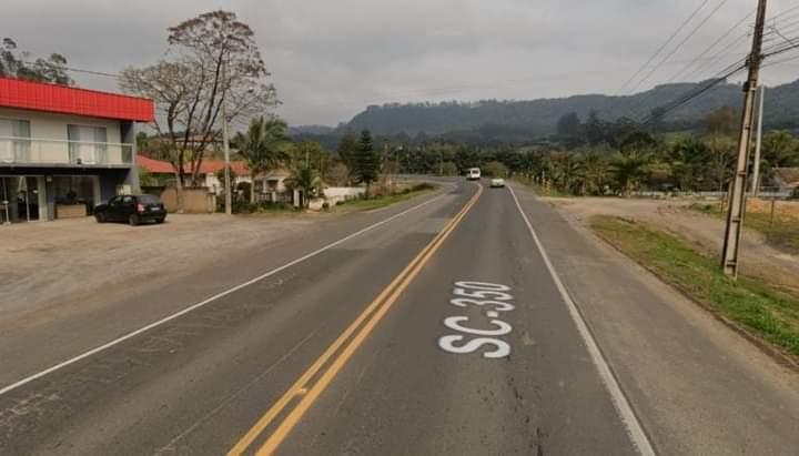 Bebê é encontrado sozinho engatinhando no meio de rodovia na cidade de Rio do Sul.