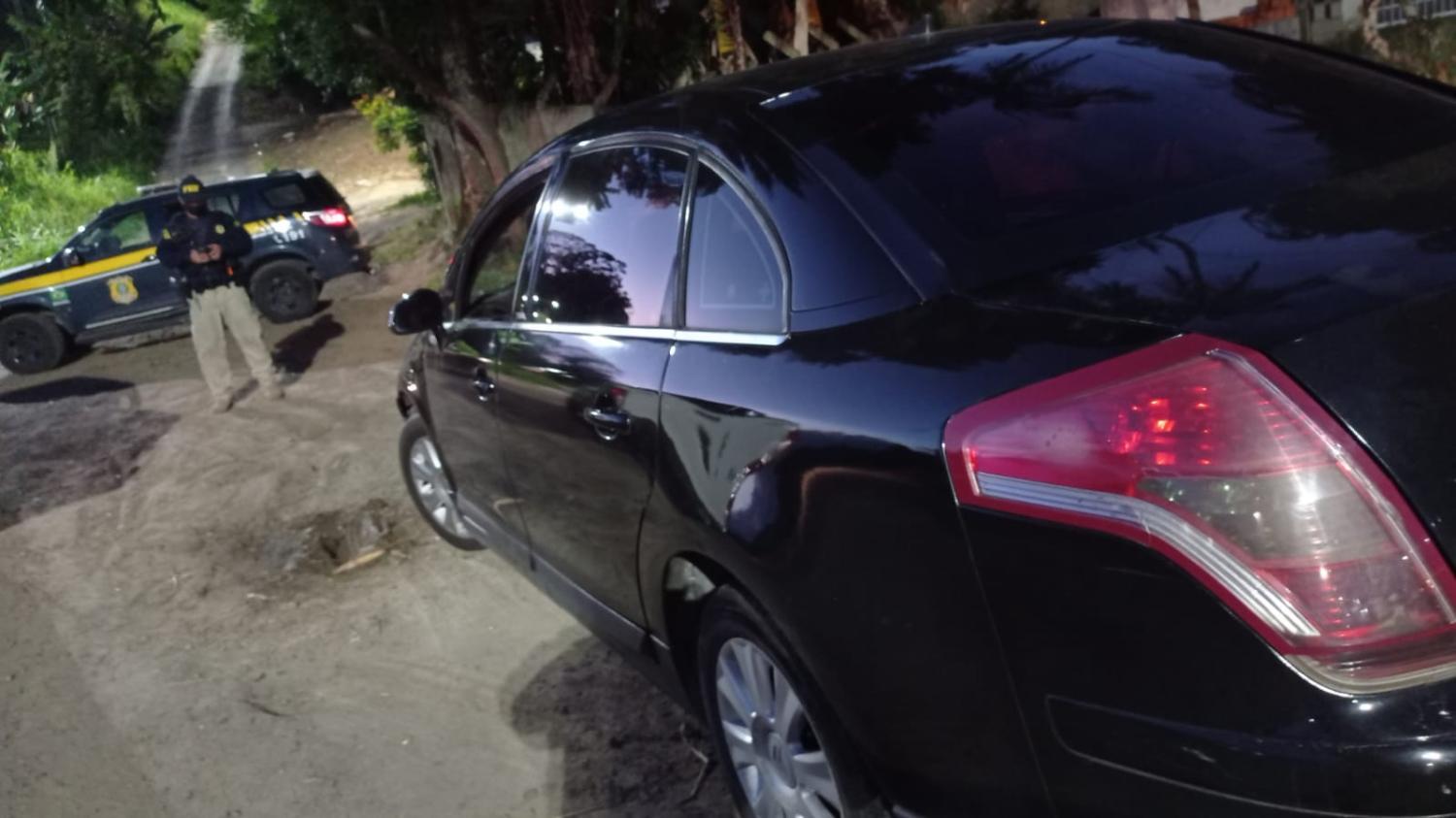 Carro com mais de dez mil reais em multas é recolhido pela PRF na BR 470 em Rio do Sul.