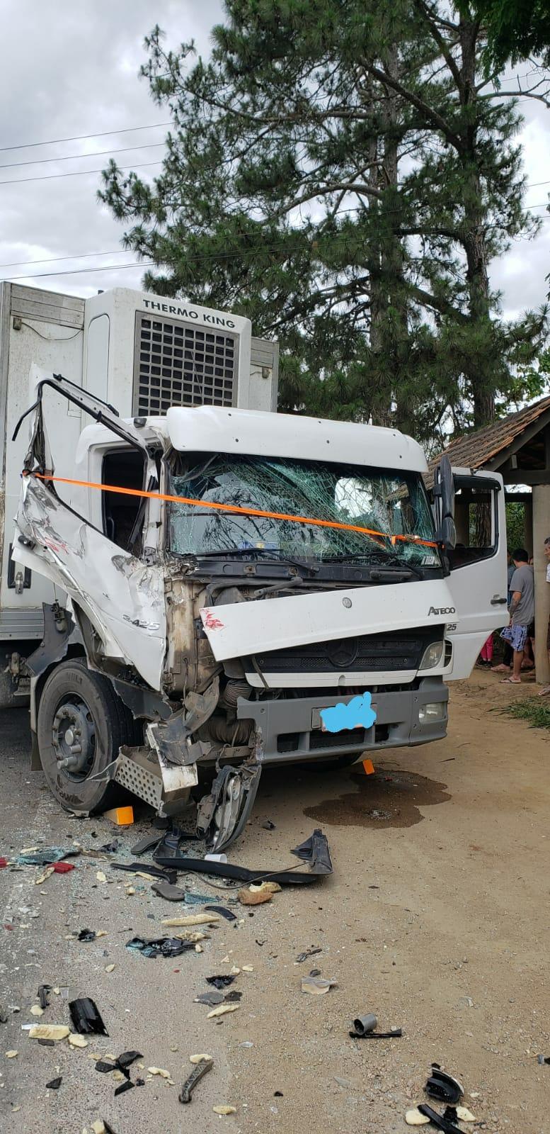 Colisão entre dois caminhões na BR 470 em Rodeio.
