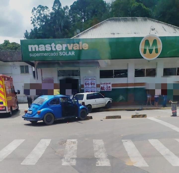 Colisão envolvendo dois veículos no centro de Ibirama.