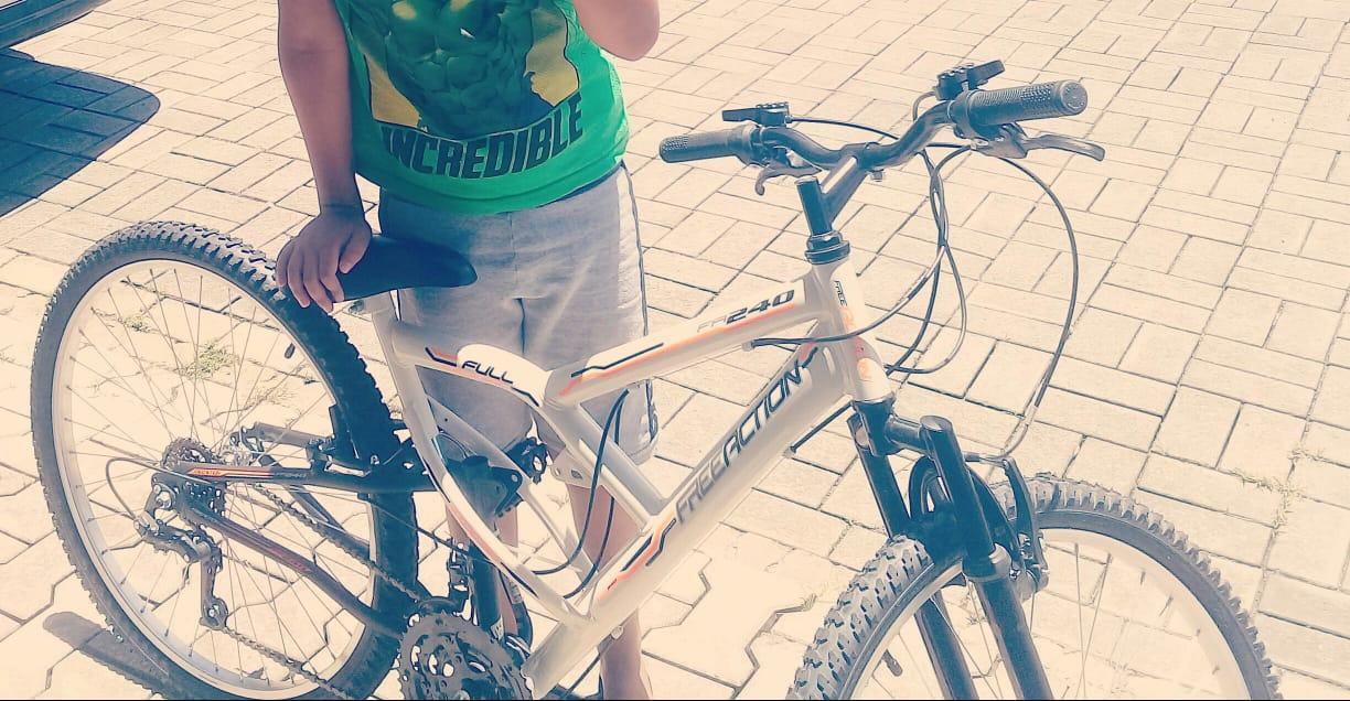 Criminoso entra em escola na cidade de Ascurra e furta bicicleta em plena luz do dia.
