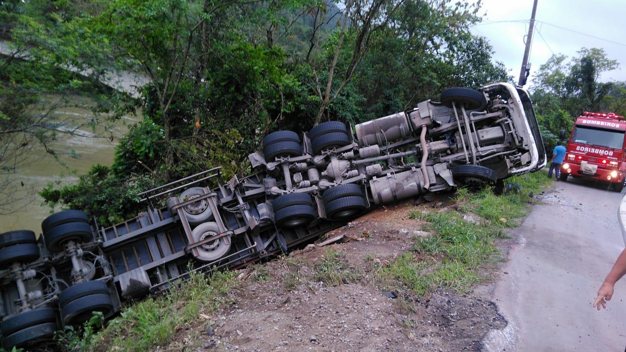 Lombadas eletrônicas ajudariam na redução do número de acidentes no km 111 da BR 470.