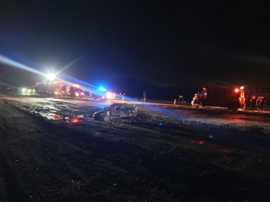 Motorista perde o controle do veiculo e capota na BR 470.