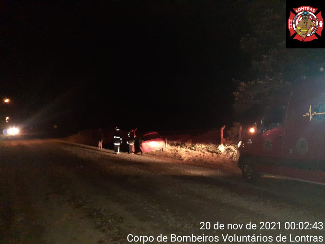 Motorista perde o controle do veículo e colide em barranco na cidade de Lontras.