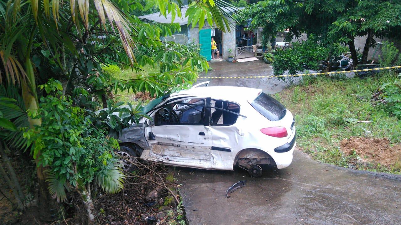 Mulher fica feria em colisão entre carro e carreta na BR 470 em Apiúna.