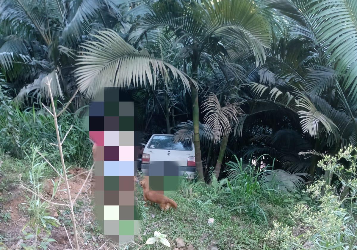 Mulher perde o controle do veículo e cai em barranco na cidade de Apiúna.