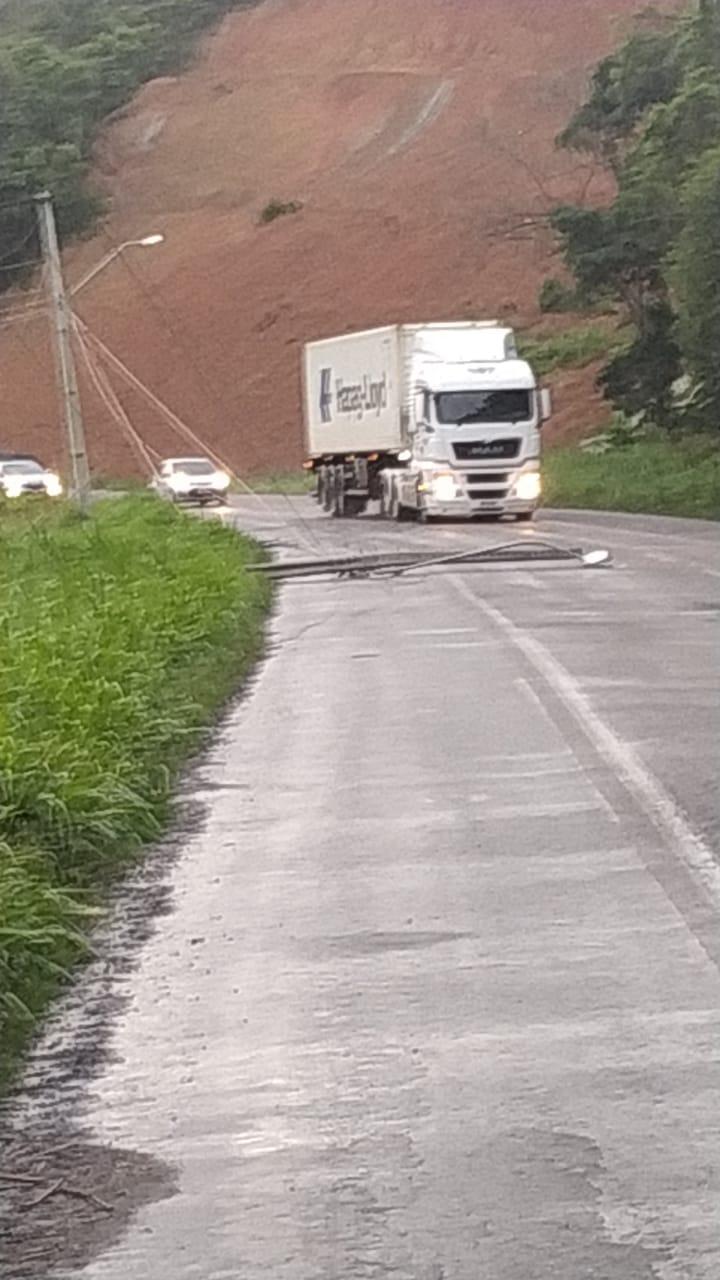 Carro colide em poste e fica pendurado no barranco BR 470 em Apiúna.