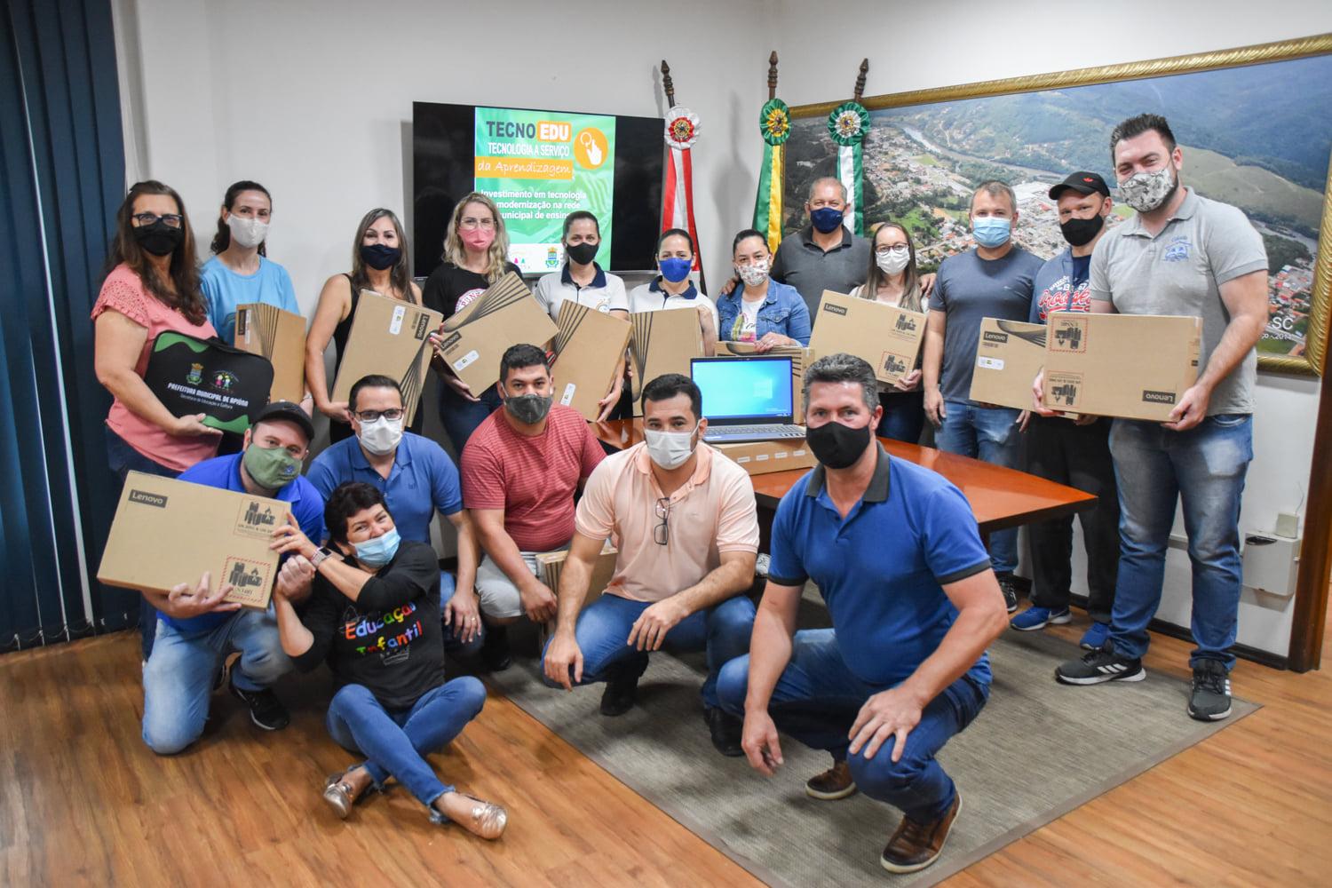 Professores da rede municipal recebem notebook em Apiúna.