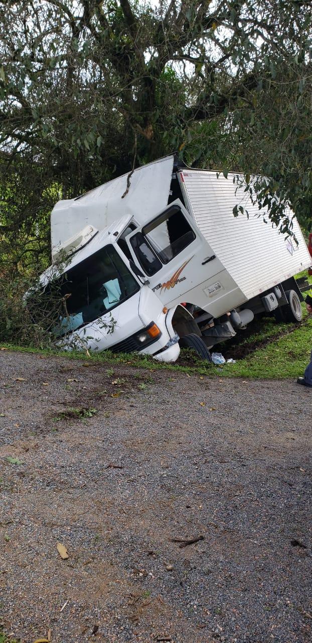 Motorista perde o controle e caminhão colide em  árvore na BR 470 em Rodeio.