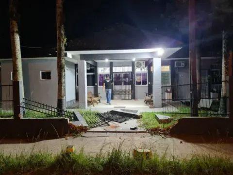 Bandidos invadem delegacia e roubam viatura policial em Itapoá.