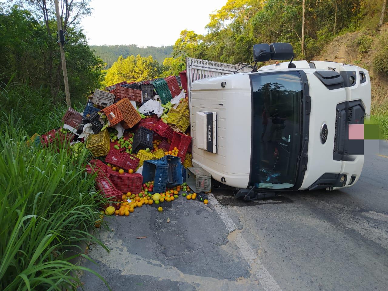 Caminhão tomba na BR 470 em Ibirama.